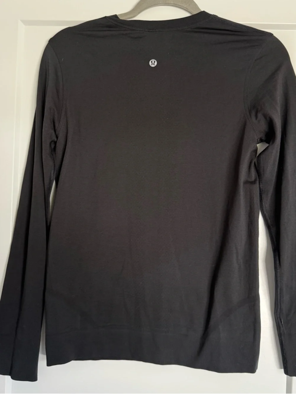 Women’s Lululemon Black Swiftly Tech Long Sleeve Shirt 2.0 - Picture 2 of 2